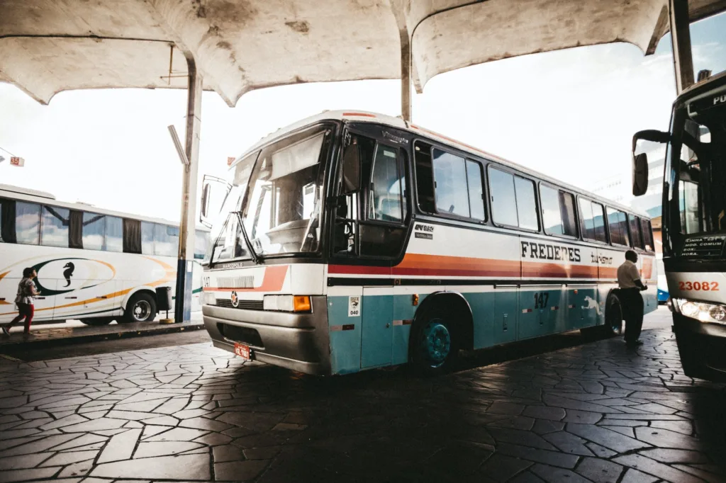 Como Viajar Barato: 5 Pasos para Viajar con Poco Dinero 4 photo of a bus