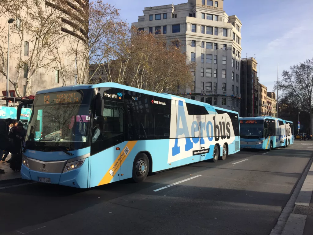El aerobus en Plaza Catalunya, una de las cosas que ver en Barcelona