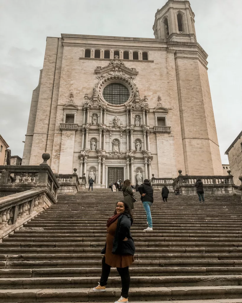 Brenda en la catedral de Girona, una ciudad que visitar fuera de Barcelona