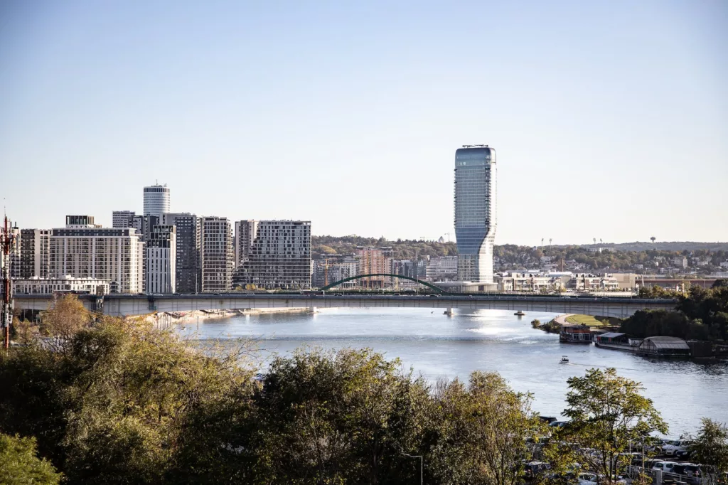 10 Rutas en Tren por Europa que Debes Hacer 15 danube and belgrade tower behind