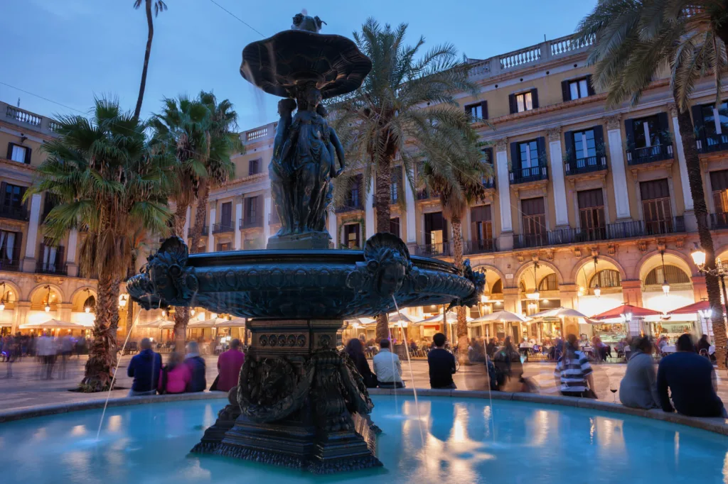 10 Rutas en Tren por Europa que Debes Hacer 14 Plaça Reial in the evening