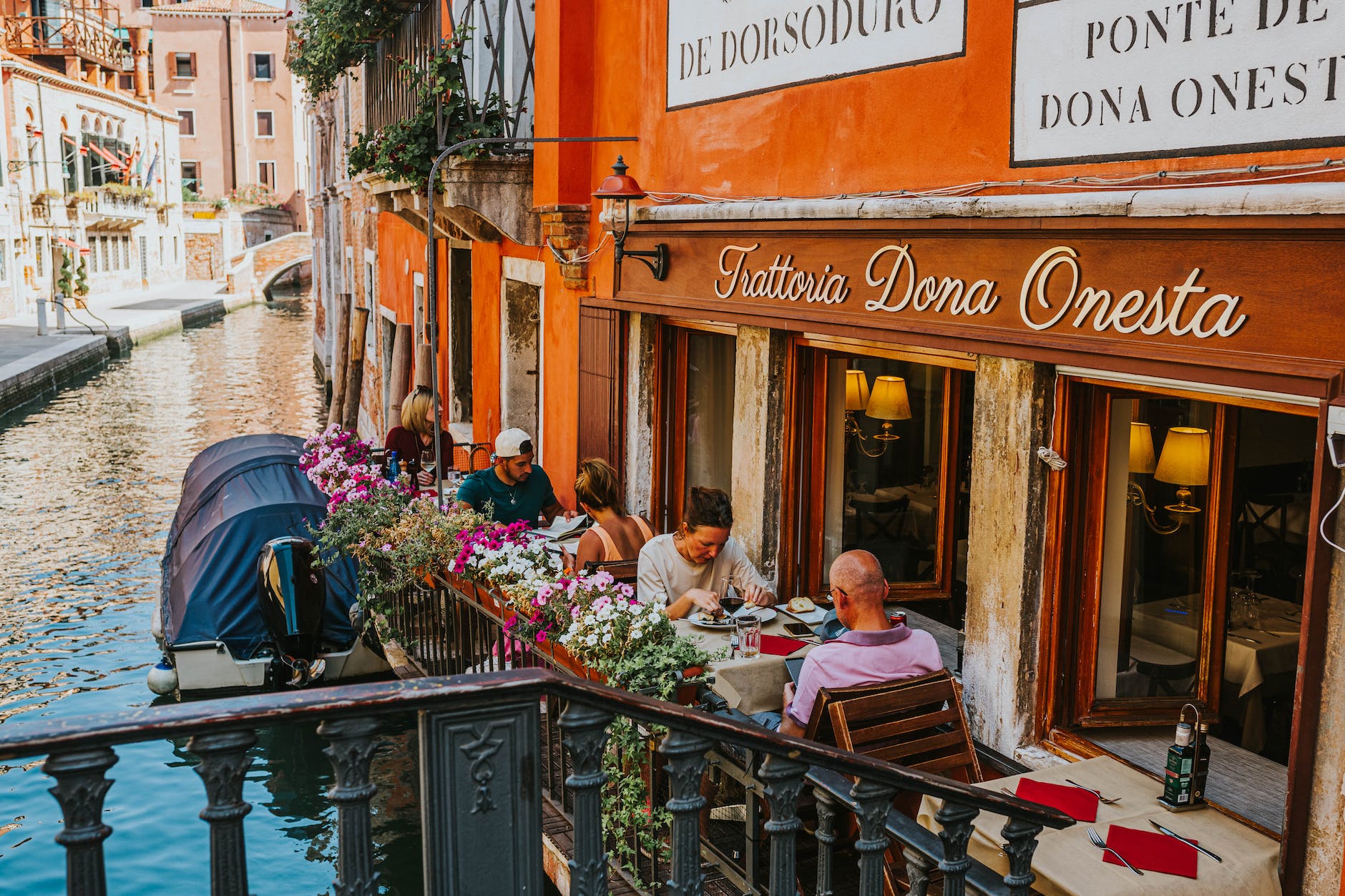 29 Things Not to Do in Italy: Avoid These Mistakes 32 people eating in restaurant in venice