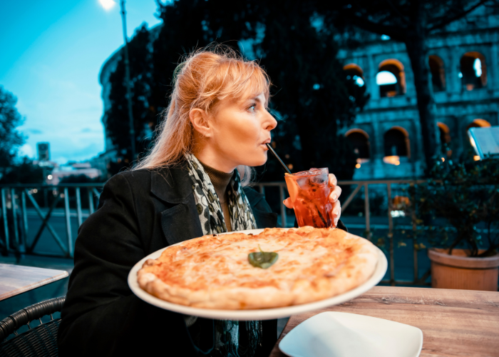 29 Things Not to Do in Italy: Avoid These Mistakes 11 tourist eating near the Colosseum