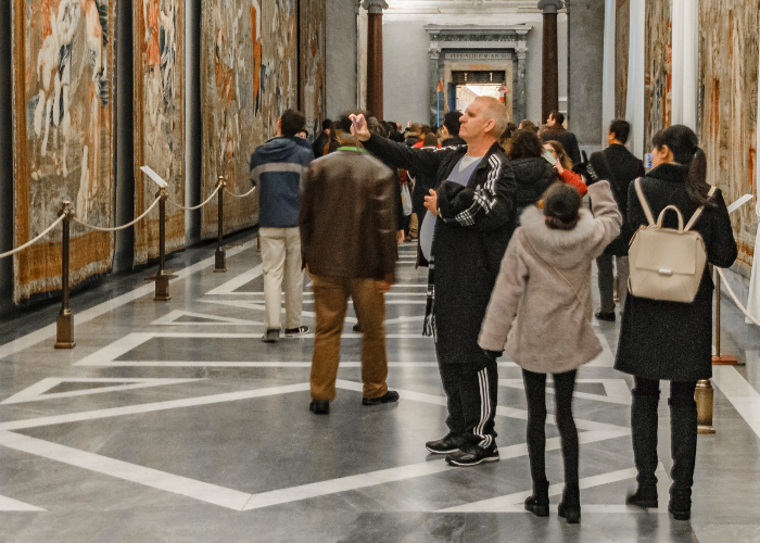 29 Things Not to Do in Italy: Avoid These Mistakes 17 People touring the Vatican Museums