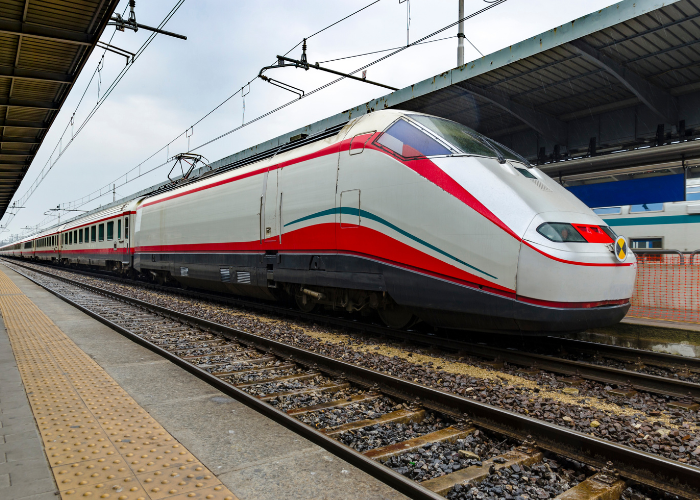 Viajar lento en Europa: rutas culturales en tren 2 tren en Italia en un andén