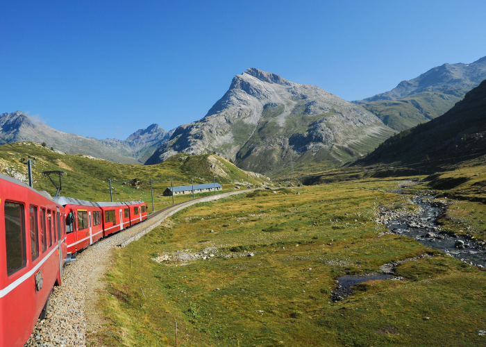 12 Rutas de Trenes en Italia Para Tu Viaje 3 Tren en Italia por una colina