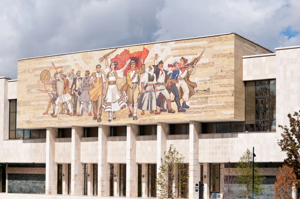 Viajar a Albania: guía completa con costos, rutas y seguridad 8 National Museum of History of Tirana