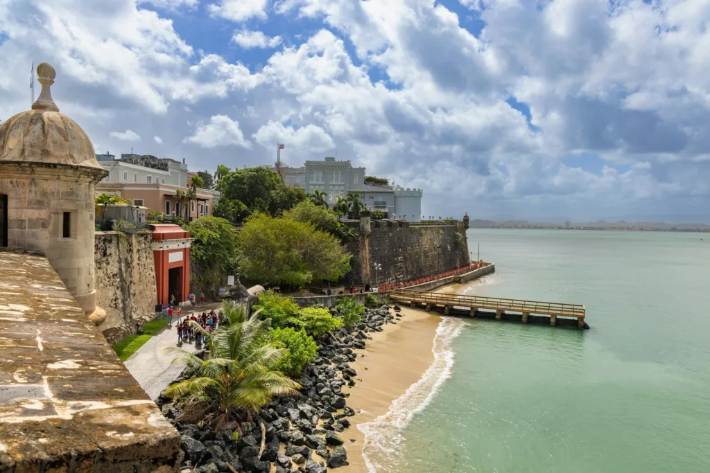 Viajar sola 1 pier over beach in san juan
