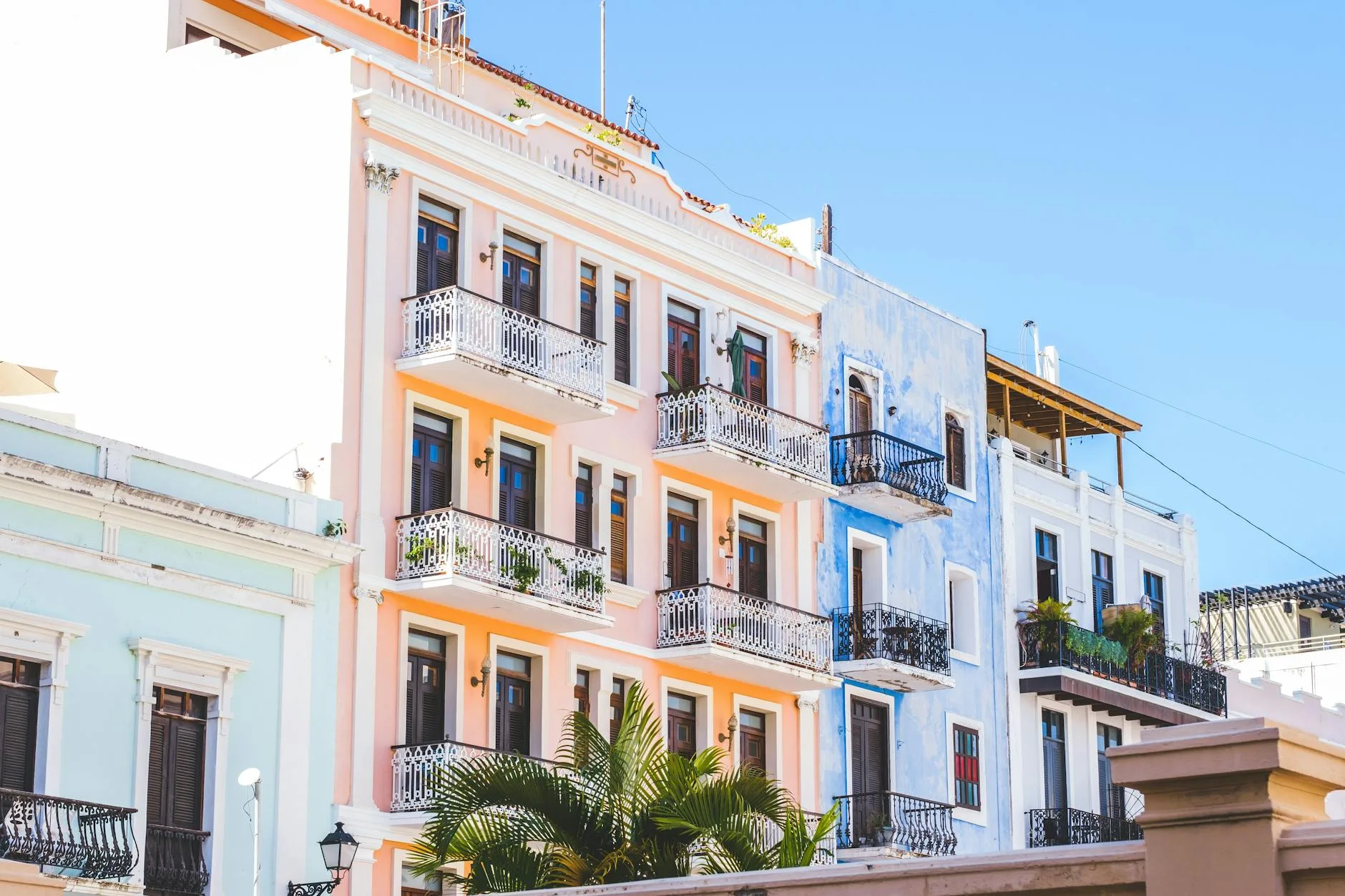 Viajar sola 3 buildings with balconies