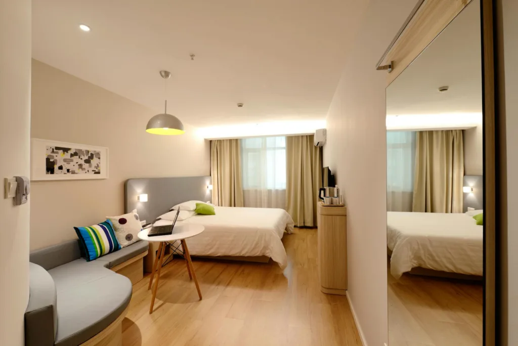 Como Encontrar Hoteles Baratos en 2026 2 bedroom interior setup