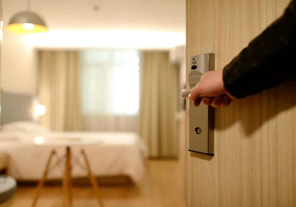 Como Encontrar Hoteles Baratos en 2026 1 person holding on door lever inside room