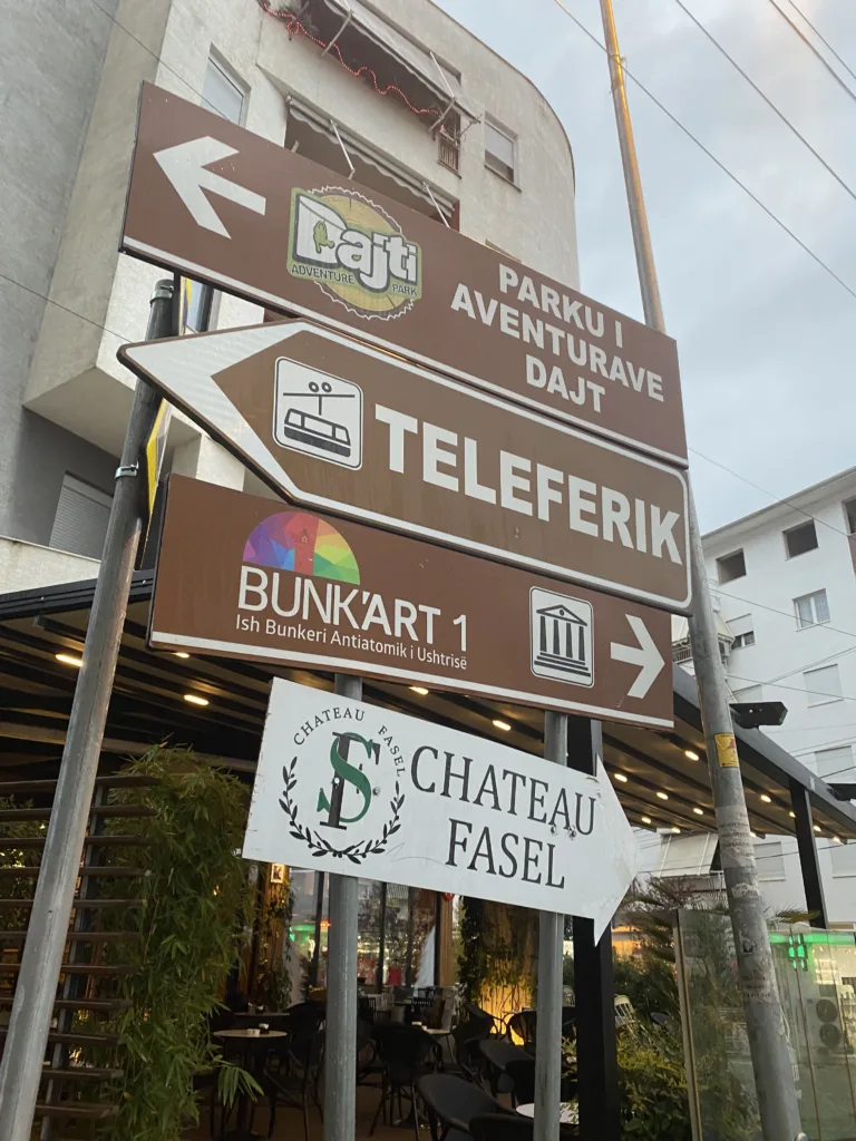 Viajar a Albania: guía completa con costos, rutas y seguridad 4 A sign in Tirana, Albania