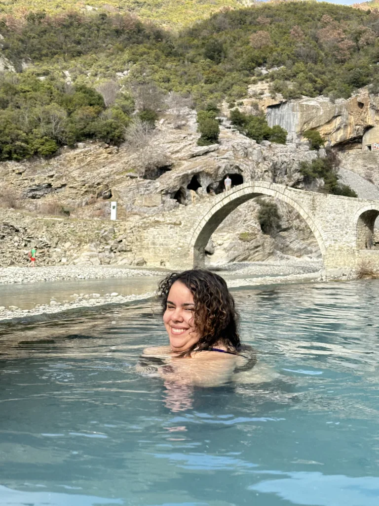 Viajar a Albania: guía completa con costos, rutas y seguridad 6 Brenda in Benja hot springs in Albania