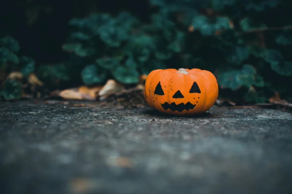 Donde Viajar en Halloween 2026 1 jack o lantern on floor