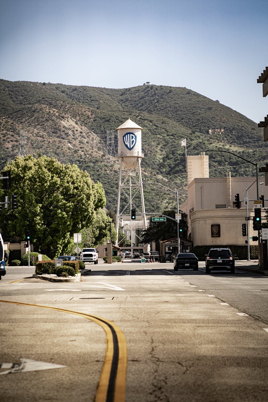 Lugares Para Visitar en Los Angeles en 2026 4 warner bros water tower in burbank in california
