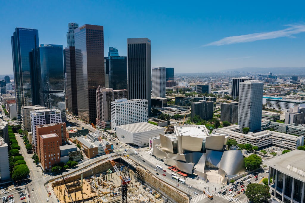 Donde Alojarse en Los Angeles en 2026 16 Aerial view of downtown Los Angeles featuring the iconic Walt Disney Concert Hall on a clear day.