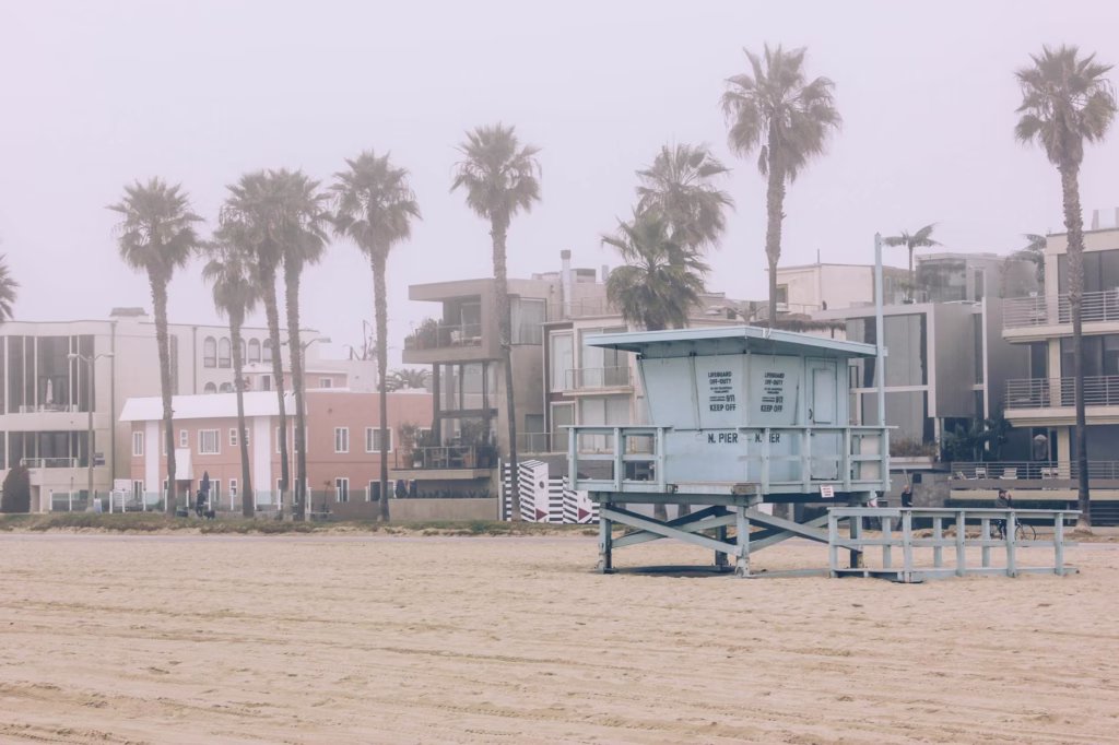 Donde Alojarse en Los Angeles en 2026 7 gray lifeguard house on beach