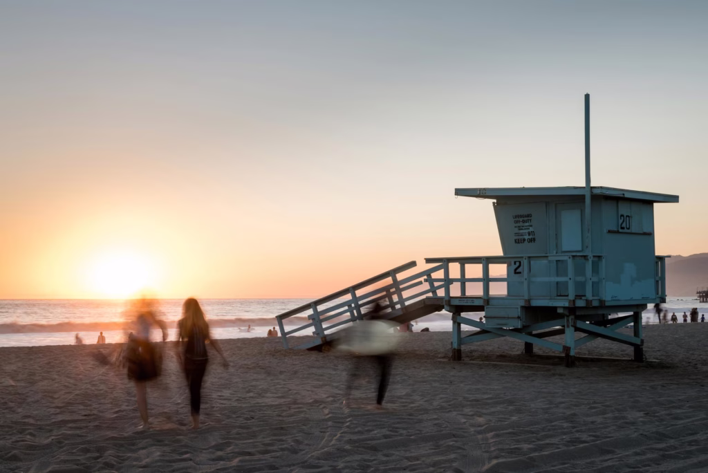 Donde Alojarse en Los Angeles en 2026 4 white wooden lifeguard shed