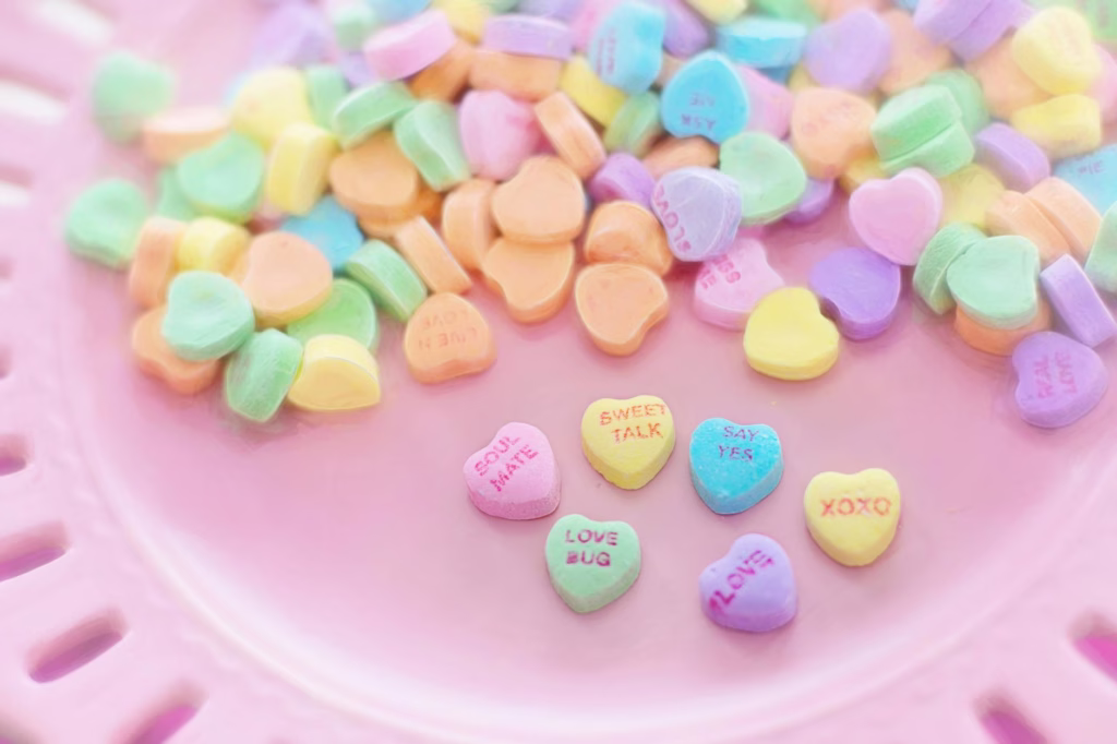 Donde Viajar en San Valentin en 2026 1 assorted color heart shaped candies
