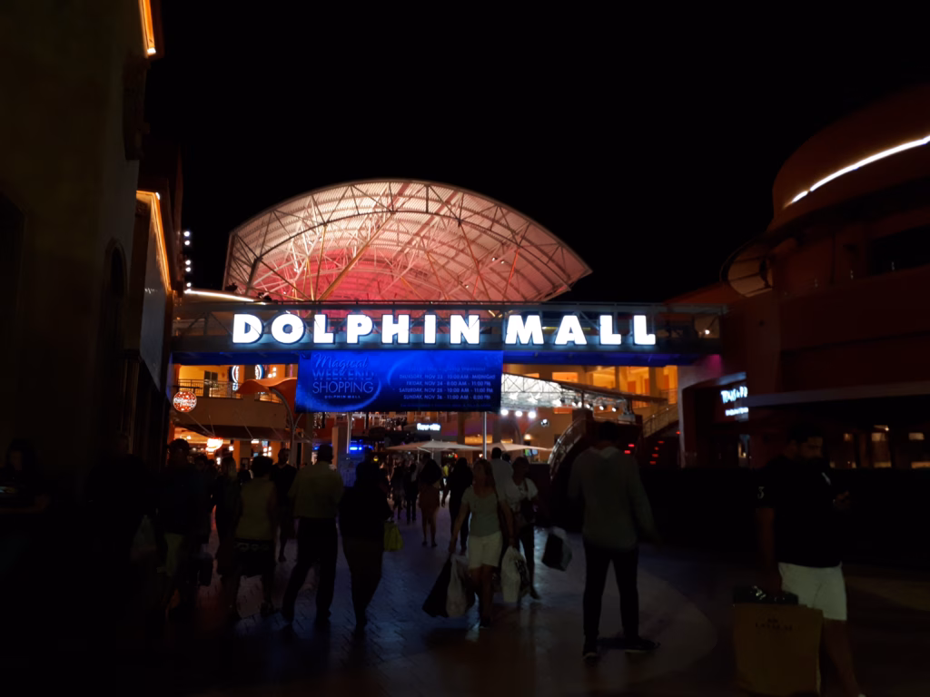 Cómo Llegar al Dolphin Mall Sin Auto: Guía Completa 2026 3 Dolphin Mall Entrance