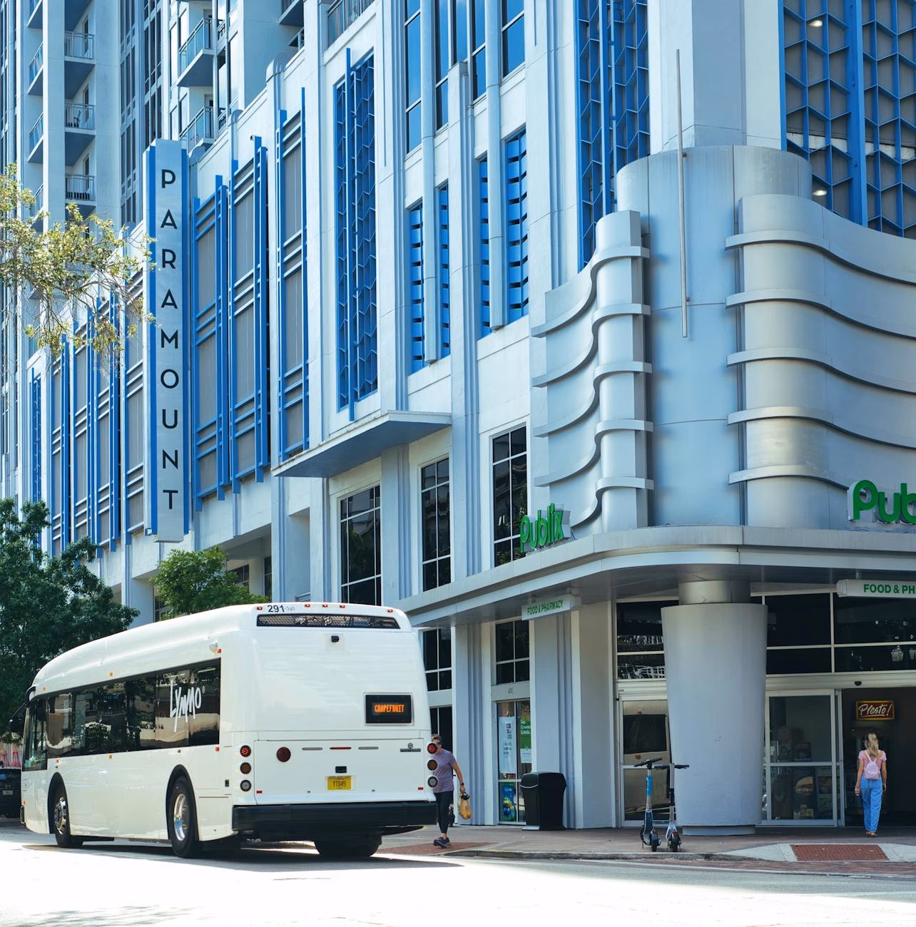 Cómo Llegar al Dolphin Mall Sin Auto: Guía Completa 2026 1 city bus in front of art deco building