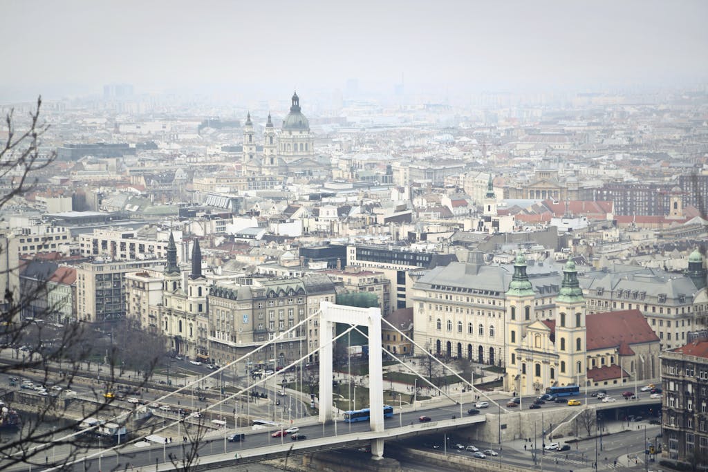 10 Rutas en Tren por Europa que Debes Hacer 4 Aerial view of Budapest showcasing historic architecture, iconic bridge, and urban landscape.