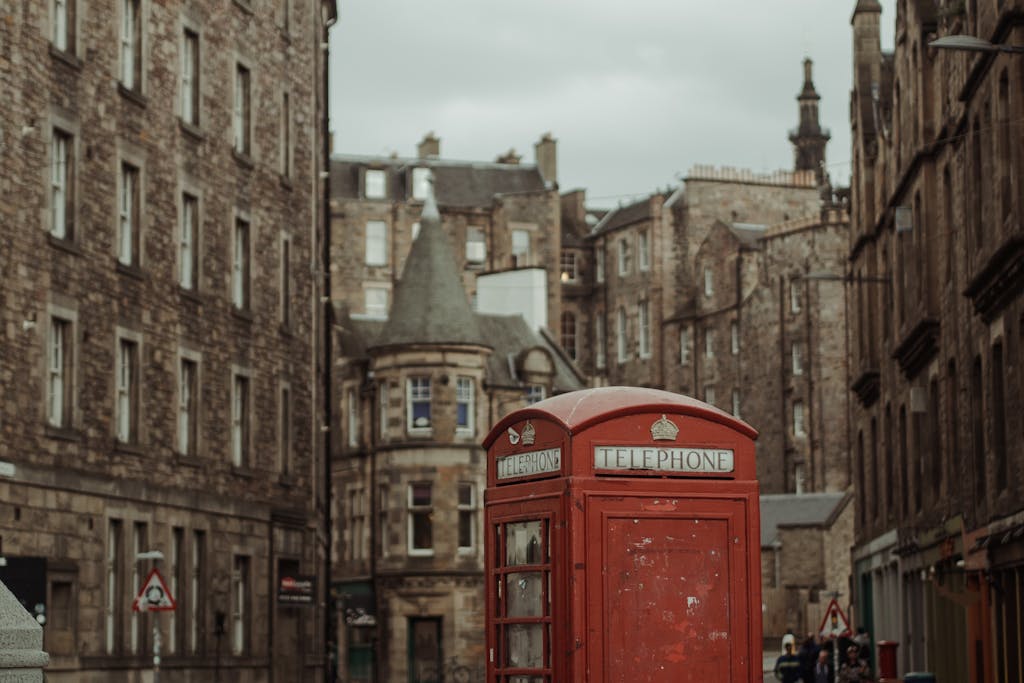 10 Rutas en Tren por Europa que Debes Hacer 10 Classic red telephone booth in historic Edinburgh street, Scotland.