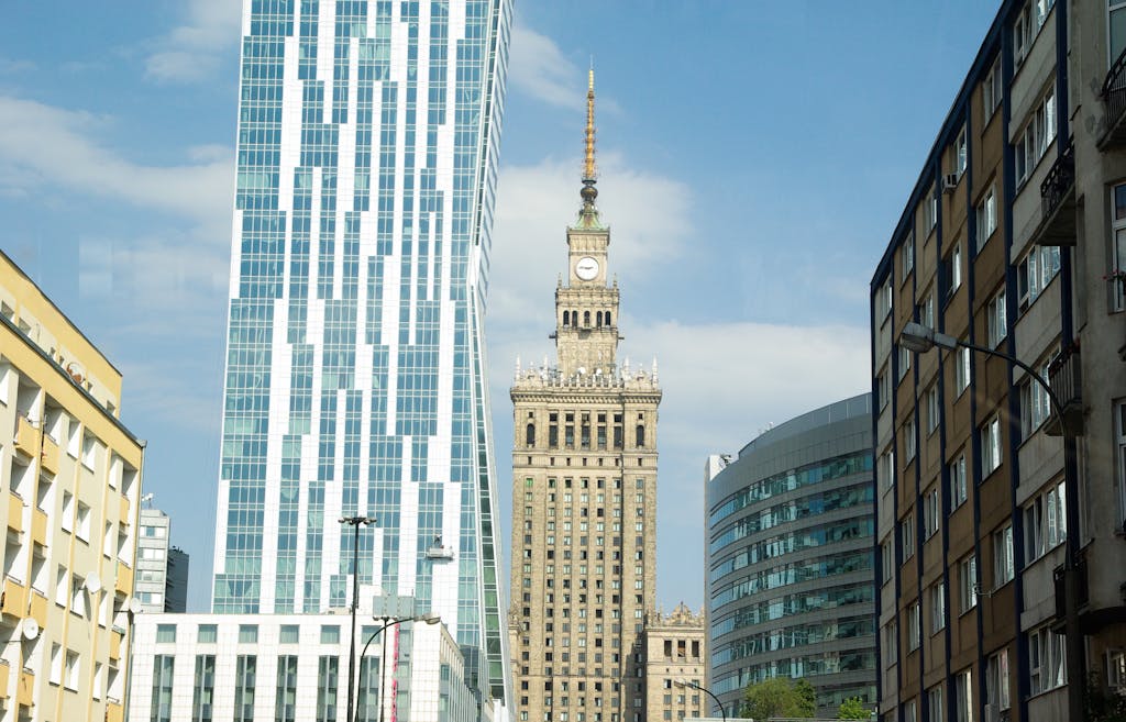 10 Rutas en Tren por Europa que Debes Hacer 20 Dynamic view of Warsaw skyline showcasing modern and historical architecture in daylight.