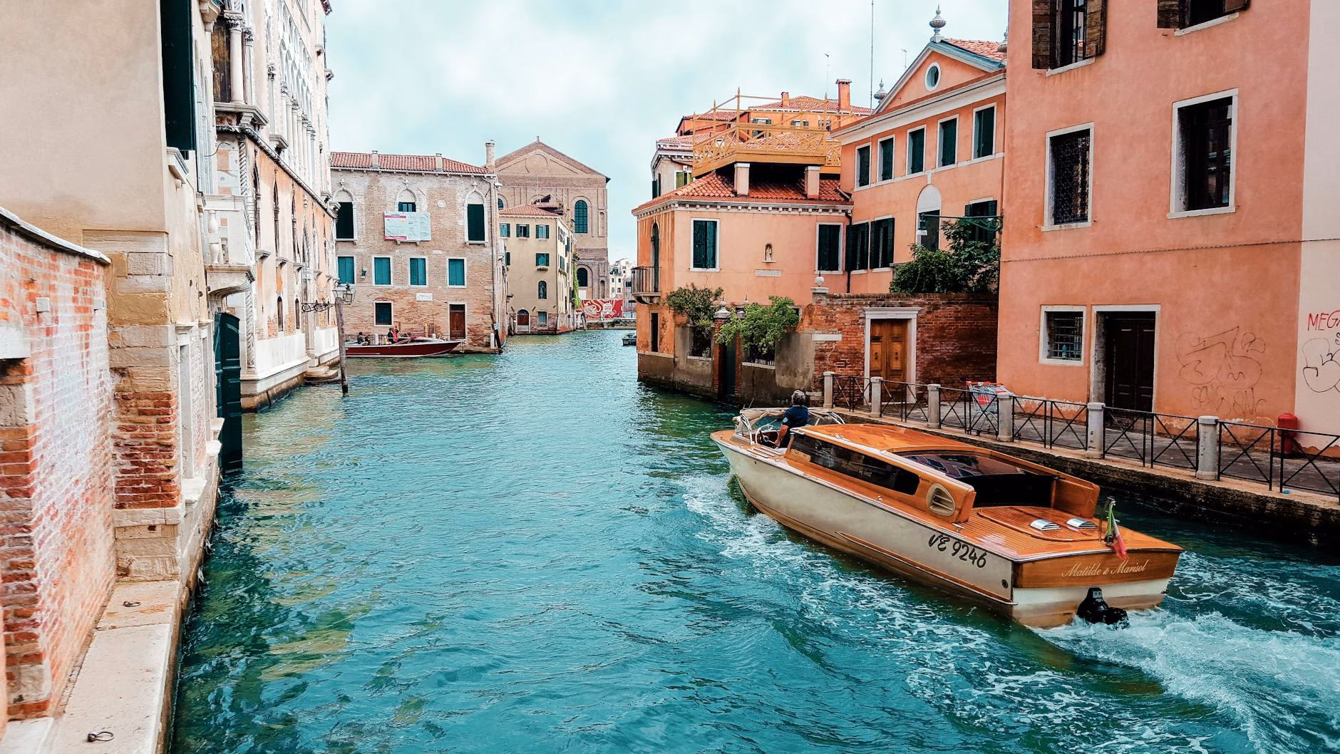 10 Rutas en Tren por Europa que Debes Hacer 1 orange powerboat between medium rise buildings