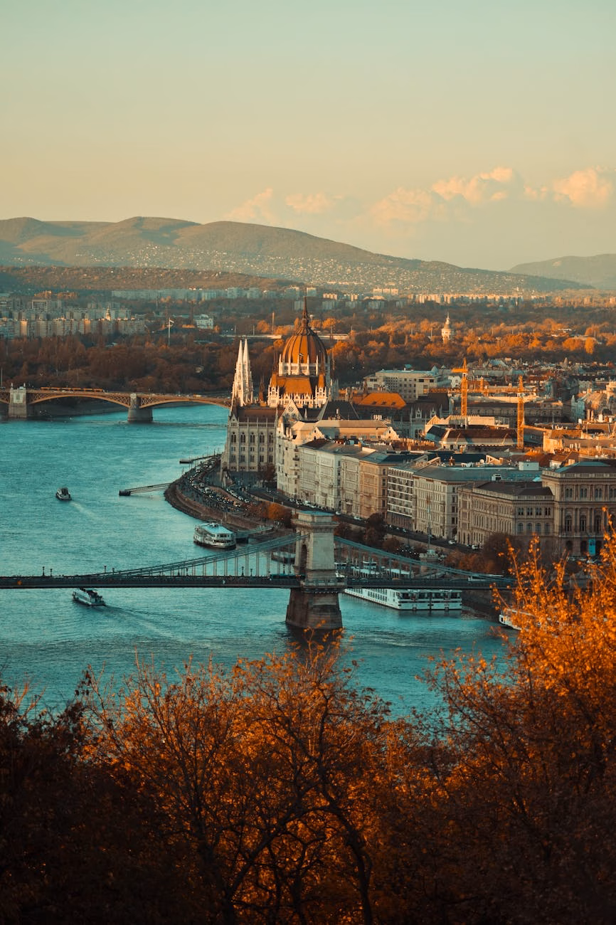 10 Rutas en Tren por Europa que Debes Hacer 3 body of water near building