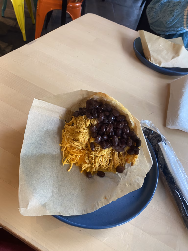 Que Hacer en Jacksonville en 3 Días 3 Una arepa de queso, pollo y frijoles de Arepa Please