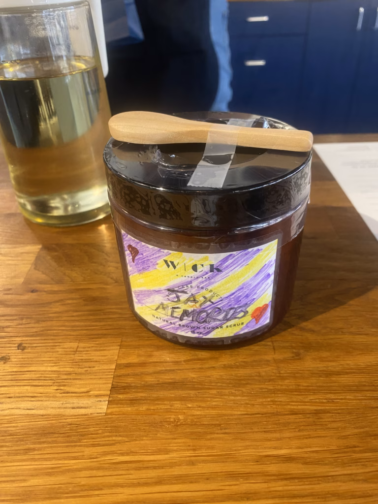 Que Hacer en Jacksonville en 3 Días 4 El frasco de body scrub creado en Wick: A Candle Bar con las fragancias elegidas y una etiqueta personalizada