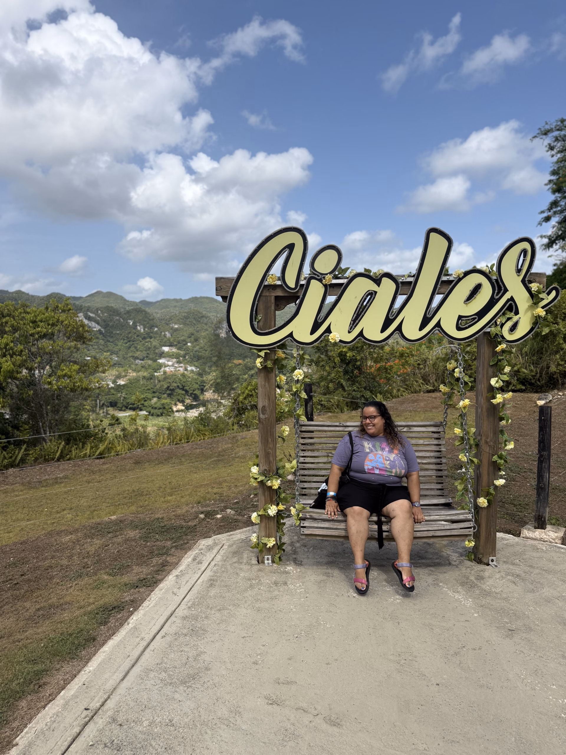 Destinos 4 Brenda sentada en el columpio de Ciales en el Mirador Corretjer