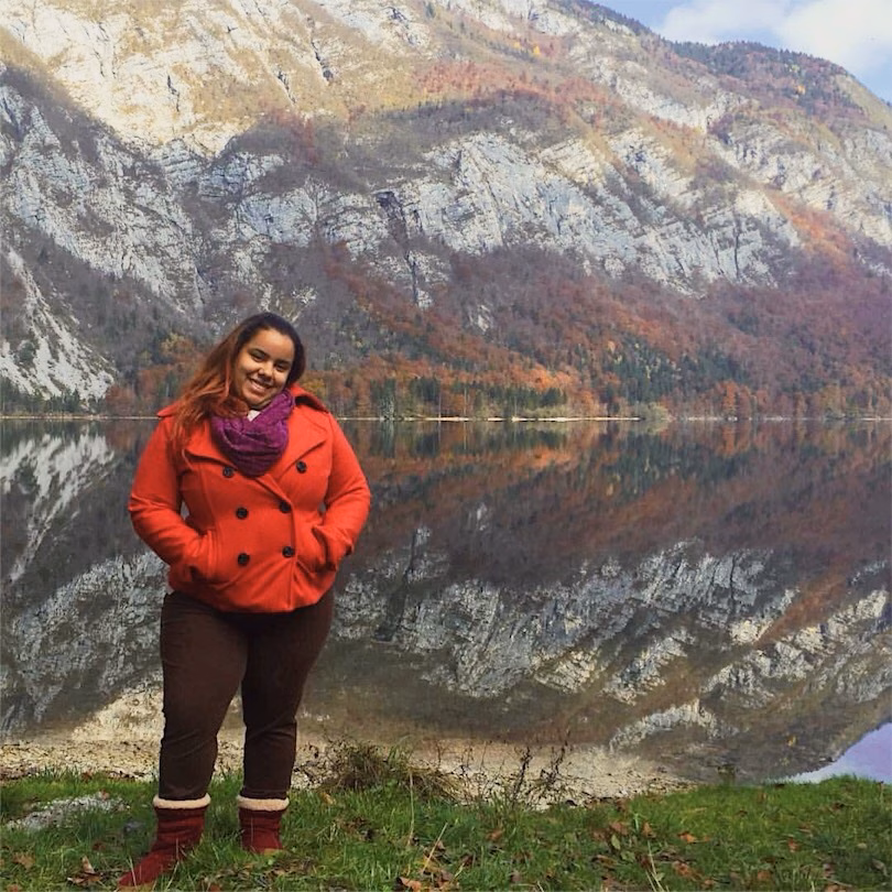 Viajar lento en Europa: rutas culturales en tren 1 Brenda by lake with mountains backdrop